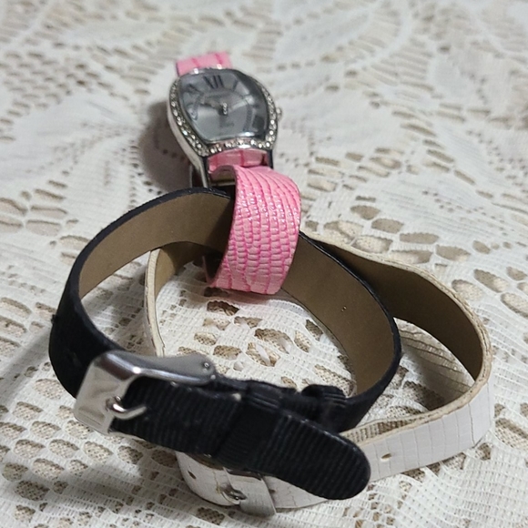 Prestige Watch with 3 Interchangeable Bands - Picture 3 of 4